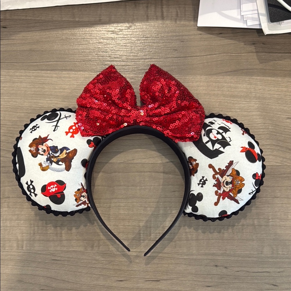 NWOT Women’s Disney Pirate Minnie Ear Headband with Red Sequin Bow